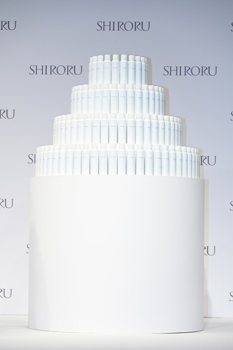 松村北斗が一部触れた「クリスタルホイップ」ボトル100本で作られたタワー。7月24日から30日まで東京・@cosme TOKYOに展示される。