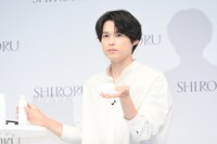 SHIRORU「クリスタルホイップ」から泡を出し、カメラマンに見せる松村北斗。