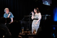 矢野博康（左）と南波志帆（右）。