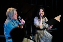 1時間を超えるトークで盛り上がる矢野博康（左）と南波志帆（右）。