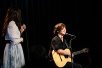 2人目のゲストとして呼び込まれた松江潤（右）。