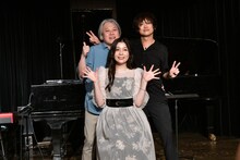 南波志帆（中央）を囲む矢野博康（左）と松江潤（右）。