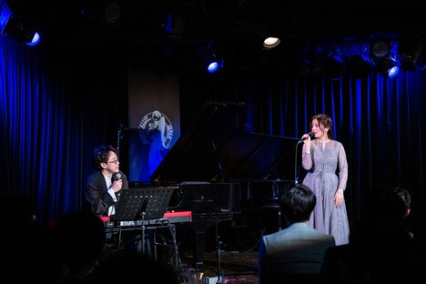 半田彬倫（左）と南波志帆（右）。