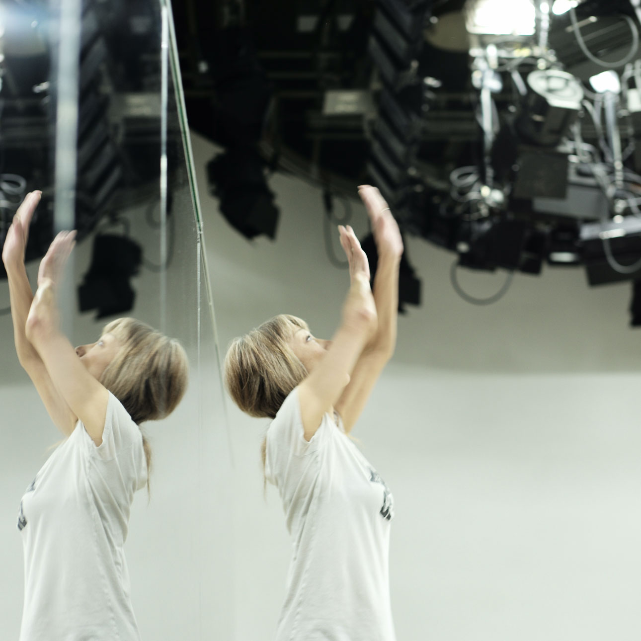 「夏まゆみ私のWorlds」のイメージ。