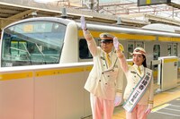 出発合図の様子。