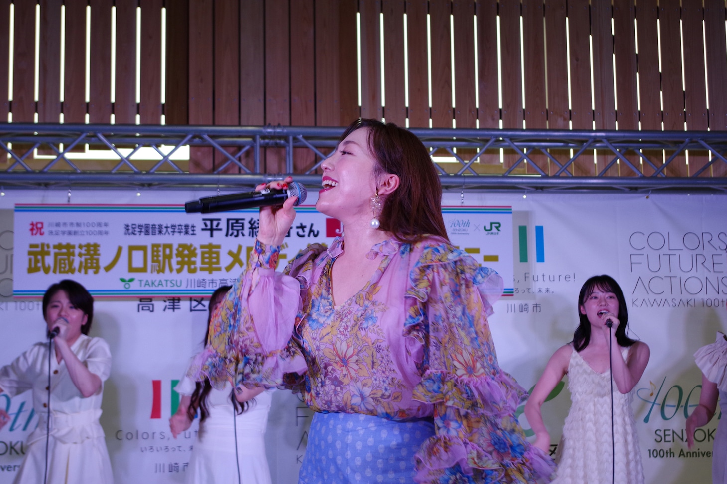 平原綾香のミニライブの様子。