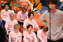 吉澤要人（原因は自分にある。 / 手前）と超特急。