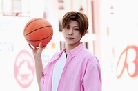 撮影の合間にリョウとフリースローをするシオン。