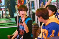 休憩中にメンバーと談笑するリョウ。