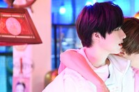 シオンに肩を組まれるサクヤ。