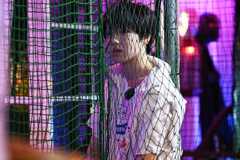 ネットに寄りかかるサクヤ。