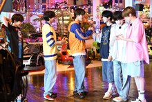 撮影の合間のNCT WISHの様子。