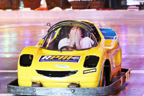 ゴーカートに乗車しテンションが上がるサクヤ。