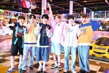 ゴーカートで記念撮影をするNCT WISH。