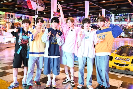 ゴーカートで記念撮影をするNCT WISH。