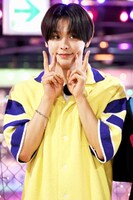 ダブルピースするリク。