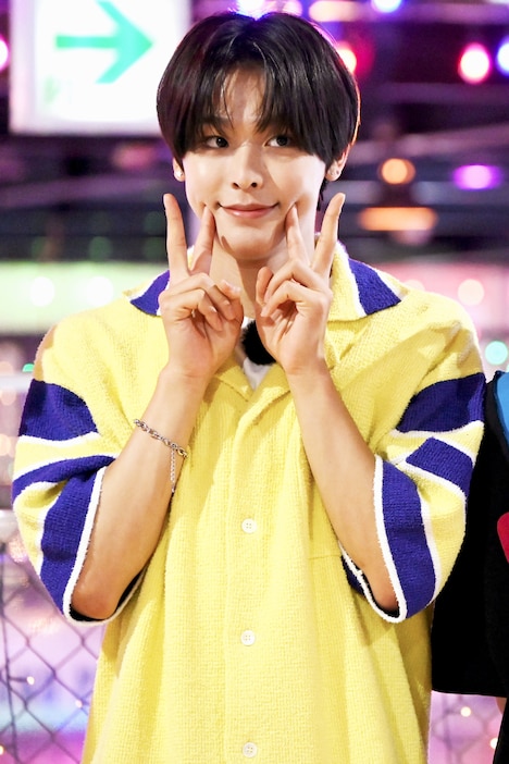 ダブルピースするリク。