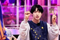 卓球のスコアキーパー役を全うするユウシ。