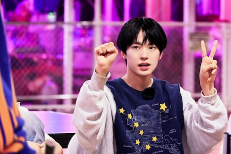 卓球のスコアキーパー役を全うするユウシ。