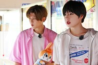サクヤ（右）と挑んだUFOキャッチャーでゲットしたぬいぐるみを持ち歩くシオン（左）。