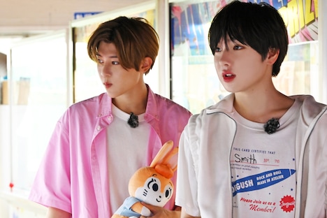 サクヤ（右）と挑んだUFOキャッチャーでゲットしたぬいぐるみを持ち歩くシオン（左）。