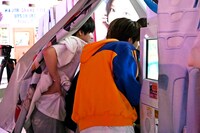 プリクラのブースに所狭しと身を寄せる6人。