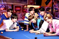 ビリヤード台で記念撮影をするNCT WISH。