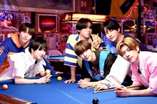 ビリヤード台で記念撮影をするNCT WISH。
