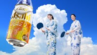 「クリアアサヒ」の新テレビCM「夏こそ、歌おう。飲もう。」編より。
