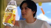 「クリアアサヒ」の新テレビCM「夏こそ、歌おう。飲もう。」編より。