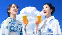 「クリアアサヒ」の新テレビCM「夏こそ、歌おう。飲もう。」編より。