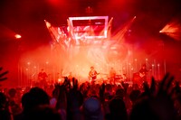 「須田景凪 HALL TOUR 2024 “Artless”」の様子。（撮影：藤井拓）