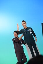 八嶋智人のパネルを運ぶ近藤公園。