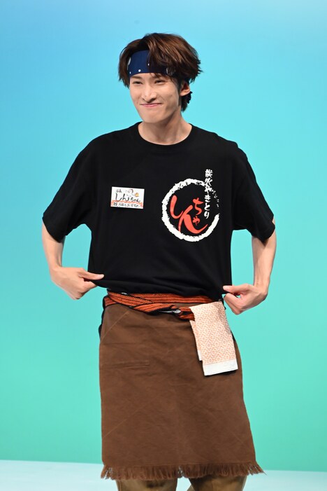 衣装をアピールする向井康二（Snow Man）。