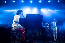 清竜人（中央）とメロディー・チューバック（右）。