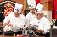 左から酒井貴士（ザ・マミィ）、長谷川雅紀（錦鯉）、岡村隆史（ナインティナイン）。