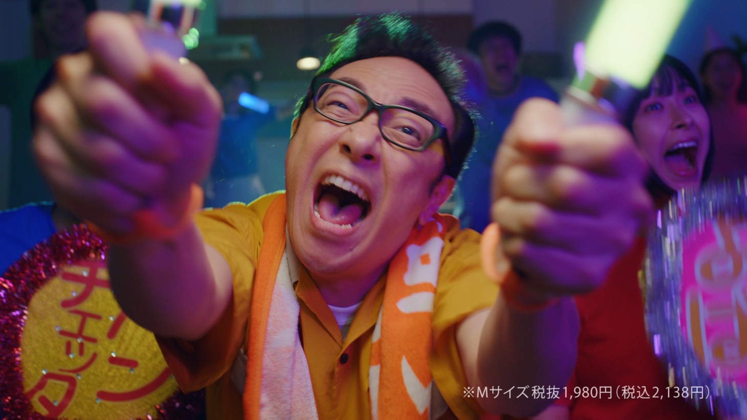 東京03角田が出演するピザーラ「熟成パンチェッタのよくばりクォーター」新CMのワンシーン。