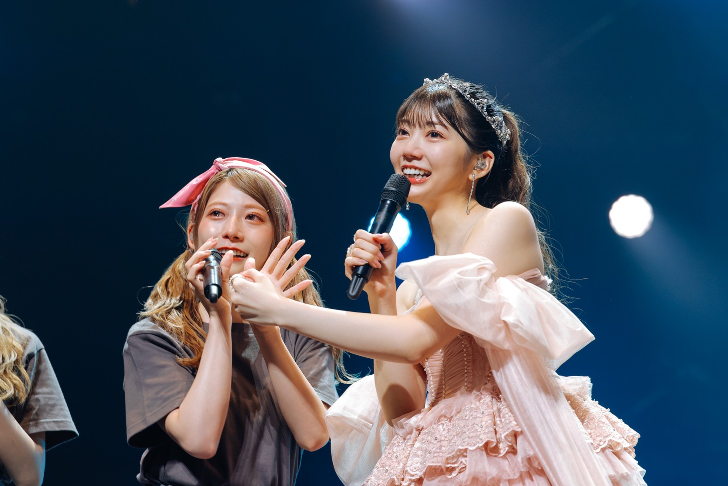 左から東村芽依、高本彩花。（撮影：上山陽介）