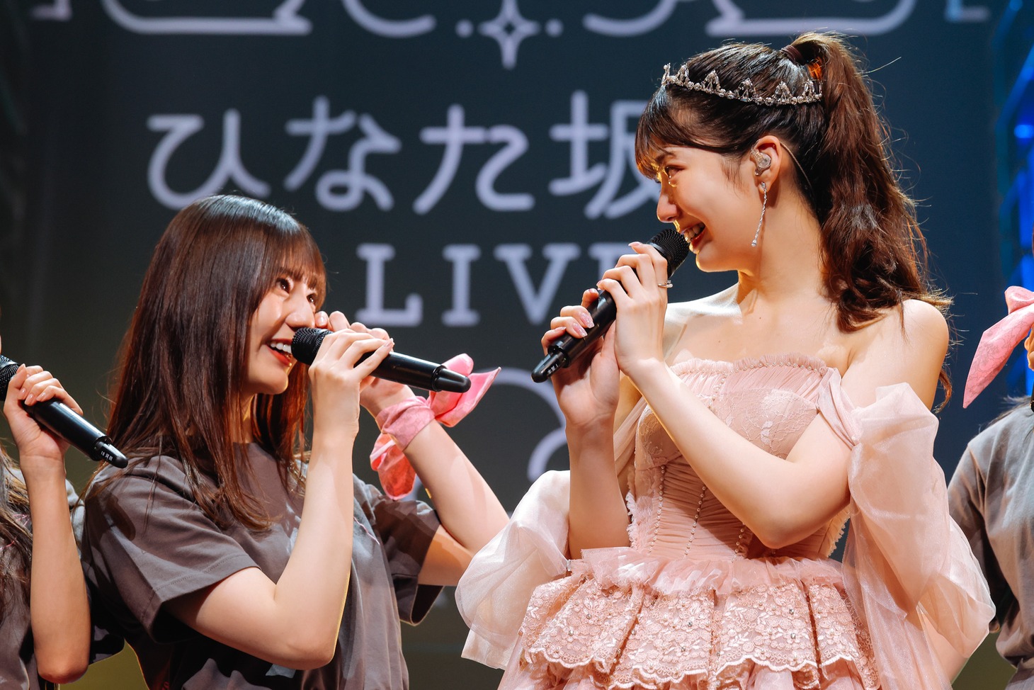 人気画像7位は「ひなた坂46初ライブ、“あや姉さん”高本彩花の卒業に選抜メンバーも駆け付ける」より、左から小坂菜緒、高本彩花。（撮影：上山陽介）