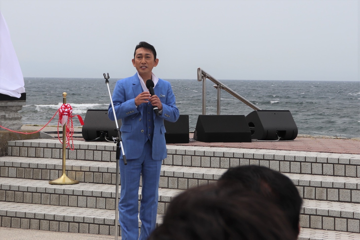 「一番マグロの謳」歌碑除幕式の様子。