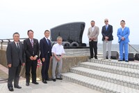 「一番マグロの謳」歌碑除幕式の様子。