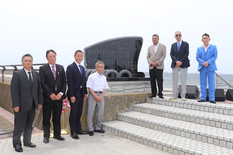 「一番マグロの謳」歌碑除幕式の様子。