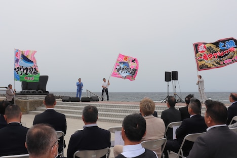 「一番マグロの謳」歌碑除幕式の様子。
