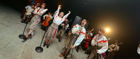 ももいろクローバーZ「レナセールセレナーデ」のミュージックビデオより。