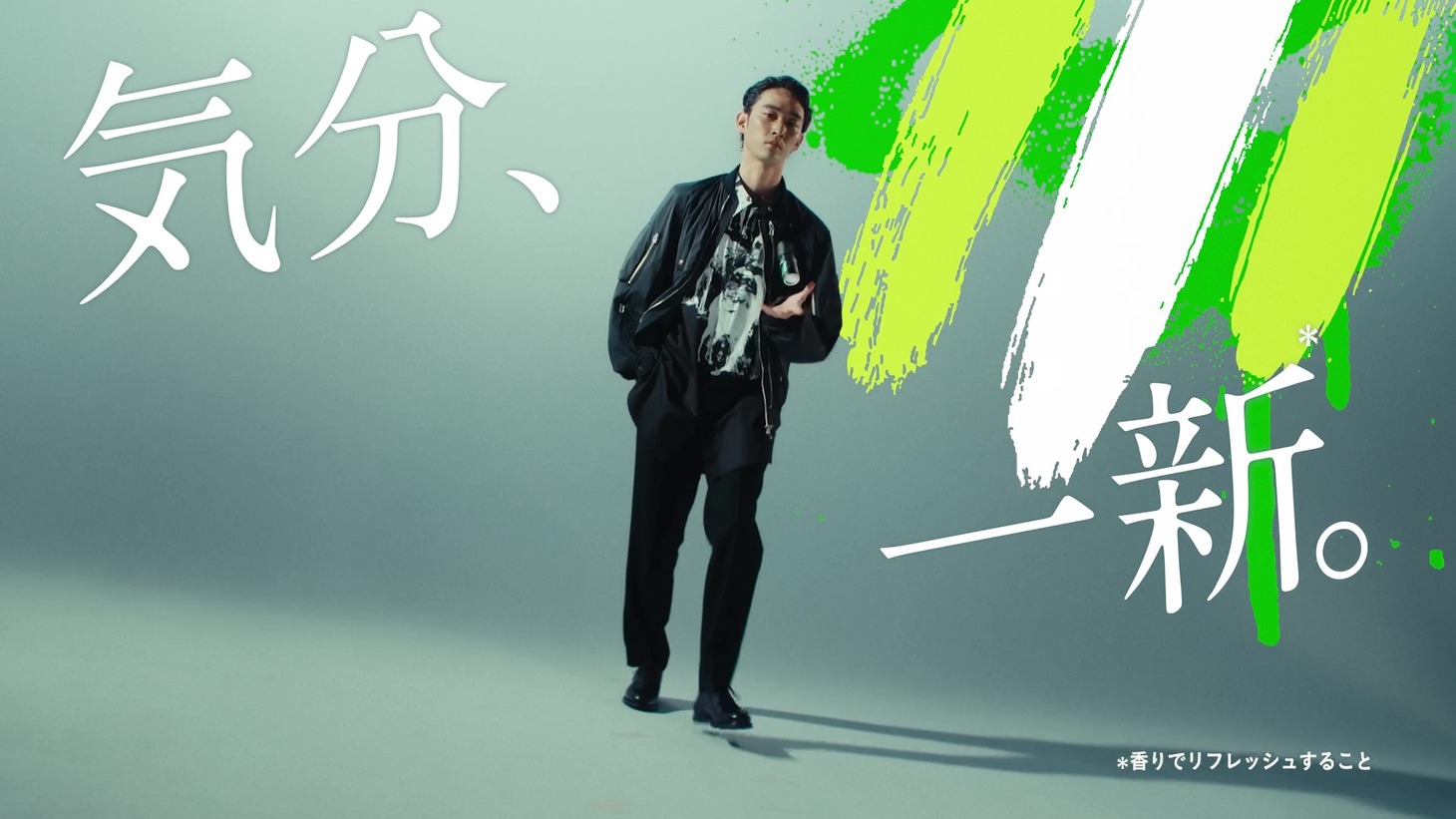 「AXE」新Web CM「気分、一新。」編より。
