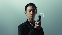 「AXE」新Web CM「気分、一新。」編より。