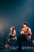 「Wonderland」を披露するiri（左）、TAIKING（右）。（撮影：田中聖太郎）