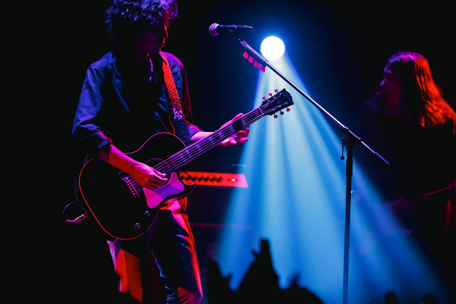 「岡村和義 LIVE TOUR 2024 "OKAZ TIME"」より。（撮影：岡田貴之）