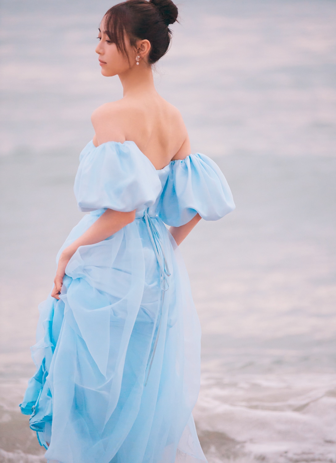弓木奈於（乃木坂46）1st写真集「天使だったのか」紀伊國屋書店限定版裏表紙（撮影：三瓶康友 / ワン・パブリッシング）