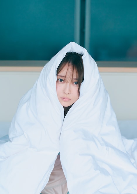 弓木奈於（乃木坂46）1st写真集「天使だったのか」セブンネット限定版裏表紙（撮影：三瓶康友 / ワン・パブリッシング）
